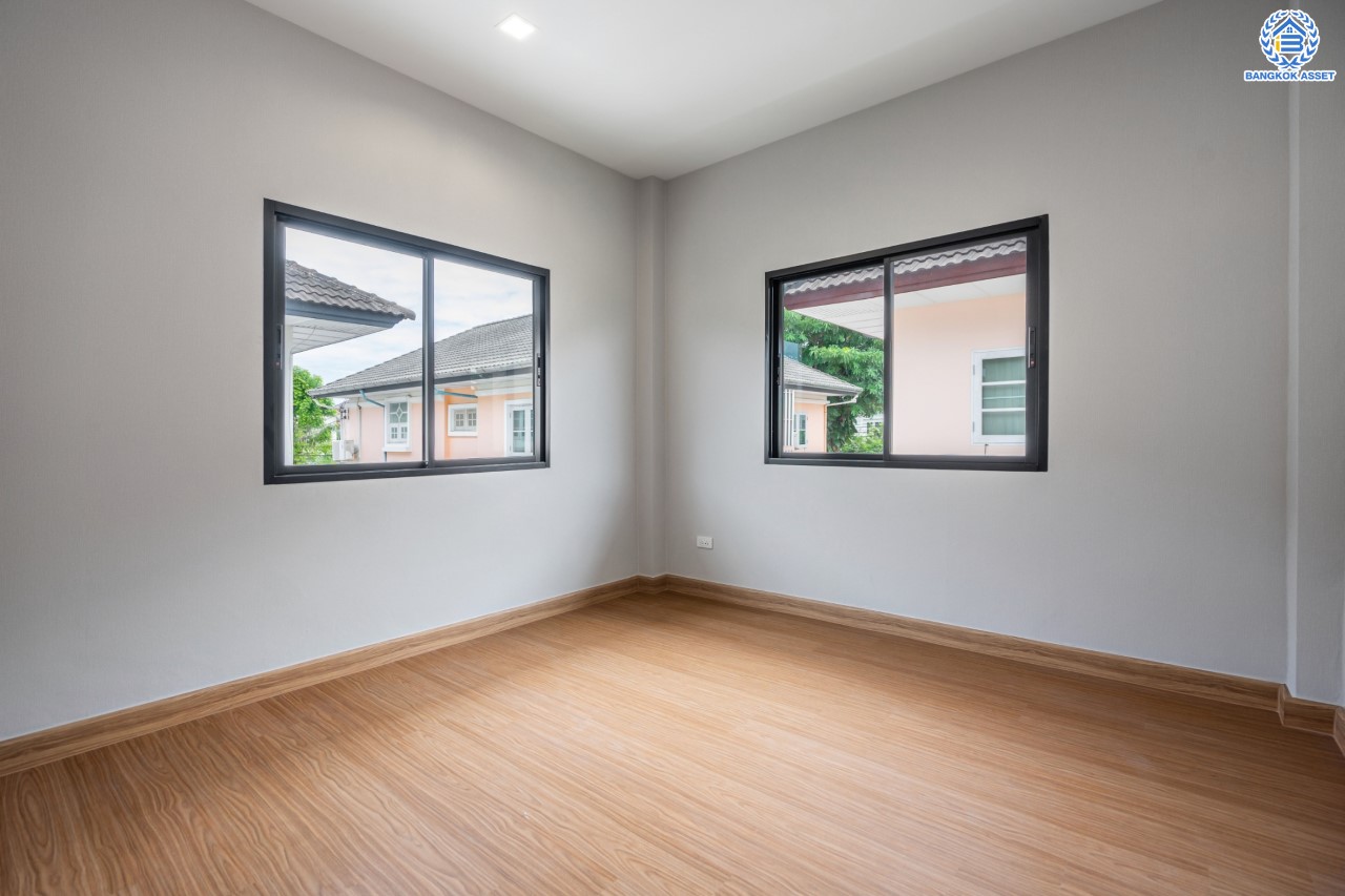 บ้านมือสองตกแต่งใหม่ ม.ราชพฤกษ์ บางบอน4 ตกแต่งหรูหรา ดีไซน์ Classic เนื้อที่ 100.5 ตร.ว. ฟังก์ชัน 3 ห้องนอน 4 ห้องน้ำ 1 ห้องแม่บ้าน จอดรถได้ 2 คัน พื้นที่สนามหญ้ากว้างกว่า 216 ตร.ม. บนทำเลศักยภาพ เชื่อมต่อหลายเส้นทาง ใกล้เดอะมอลล์บางแค จุดขึ้นทางด่วน "เพชรเกษม" และรถไฟฟ้าสายสีน้ำเงิน "สถานีหลักสอง"